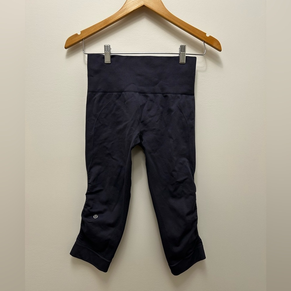 Lululemon “ In The Flow Crop “ size 4 - Picture 2 of 5